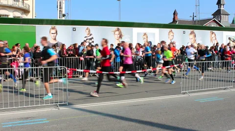 Cheering the passing runners Stock Footage 36783473