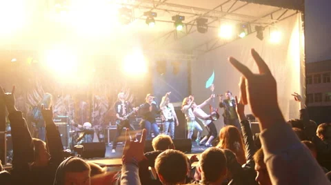 Cheering on rock concert Видео 40433030
