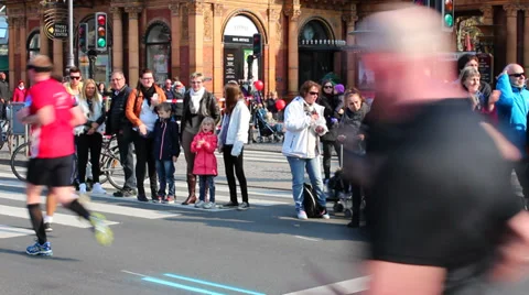 Cheeringthe the Half Marathon runners Video stock 36785081