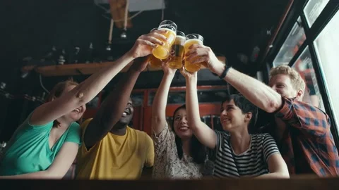 Cheers! Vídeos de archivo 156785019