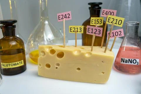 Cheese adorned with additive labels E. Food Laboratory on a lab bench. Foto stock