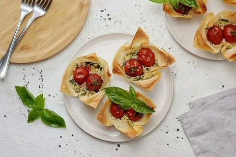 Cheese and spinach baskets Foto stock