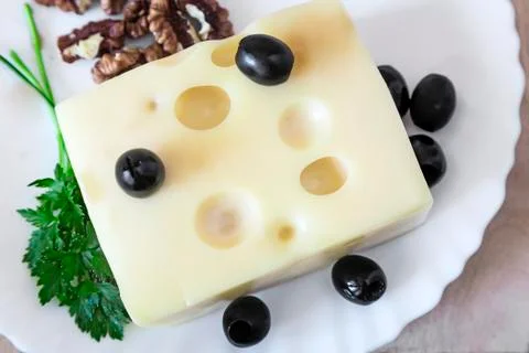 Cheese and walnuts on a plate. Foto stock