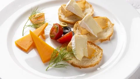 Cheese Assortment With Toast, Bread, Close-Up Vídeo Stock 338264914