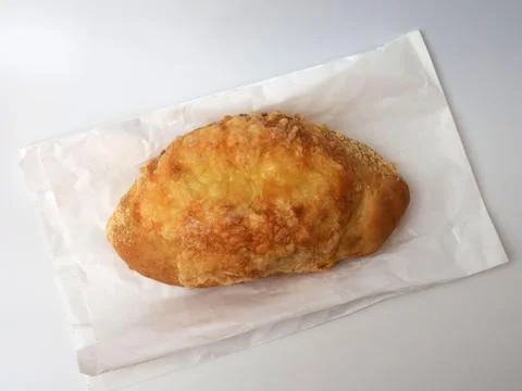 Cheese bread on a paper bag, isolated on white. 스톡 사진