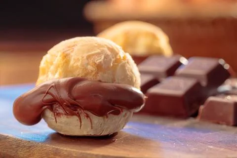 Cheese bread stuffed with hazelnut cream and chocolate. Foto stock