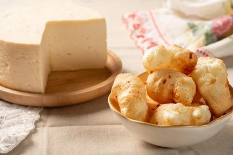 Cheese bread, table with cheese bread and semi-cured cheese from Brazil, se.. Foto stock