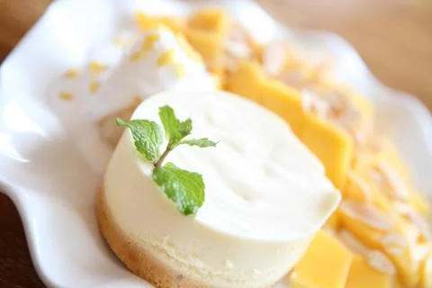 Cheese cake with mango Foto stock
