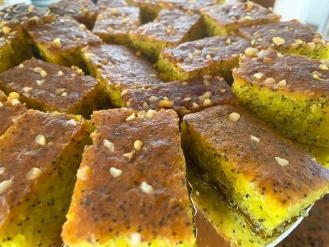 Cheese cake slices from New York in small rectangular pieces serve in a steel Stockfoto's