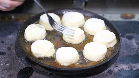 Cheese cakes fried in a pan 스톡 동영상 75957665