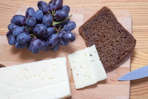 Cheese, grapes and bread Stock-Fotos
