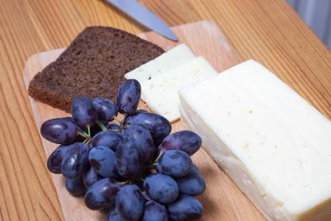 Cheese, grapes and bread Foto stock
