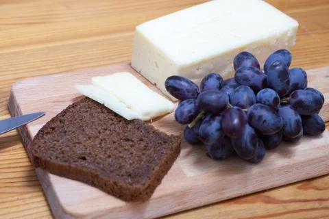 Cheese, grapes and bread Foto stock