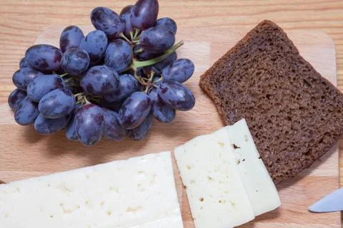 Cheese, grapes and bread Foto stock