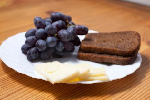 Cheese, grapes and bread Foto stock
