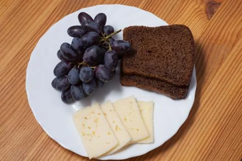Cheese, grapes and bread Foto stock
