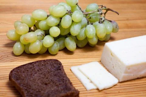 Cheese, grapes and bread Foto stock