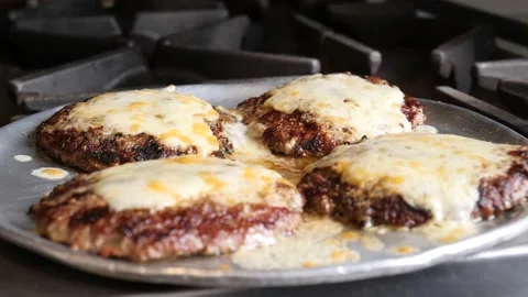 Cheese melted on burgers 库存影片 201894609