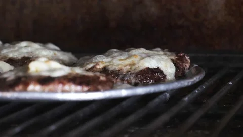 Cheese melting on beef patties  库存影片 201894471