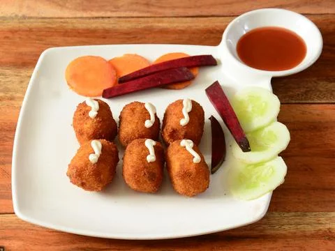 Cheese Nuggets, served over a rustic wooden background, selective focus Foto stock