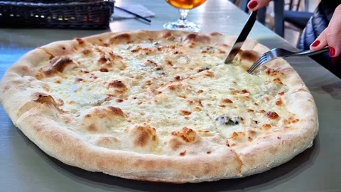 Cheese Pizza Served Fresh at Restaurant Table Ready Vidéo 338426568