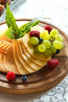 Cheese plate with fruit on the table Foto stock