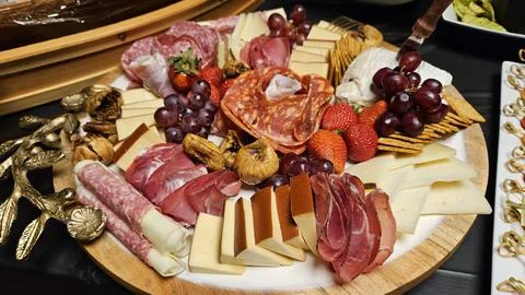 Cheese platter and bite size foods including sushi bar Foto stock