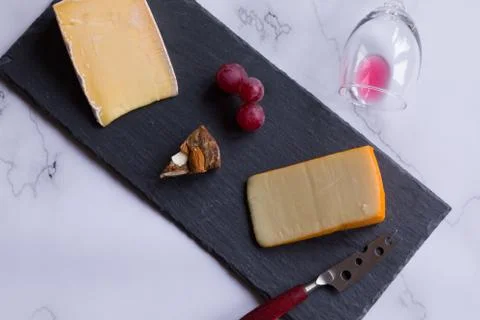 Cheese platter witch assorted cheese and grapes Foto stock