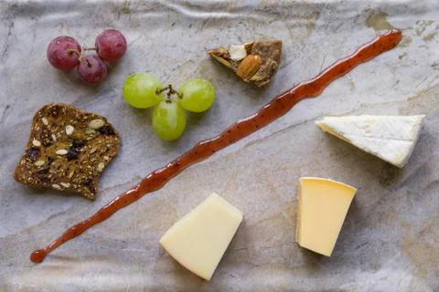 Cheese platter witch assorted cheese and grapes Foto stock