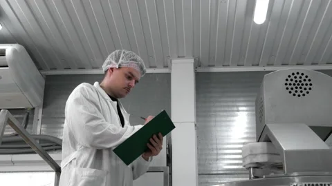 Cheese Production - Man Worker Mixing Fresh Pieces Of A Soft Cheese In The Vat Vidéo 180072001