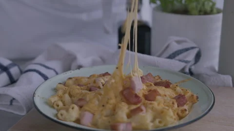 Cheese pull of macaroni and cheese dinner plate 스톡 동영상 254888899