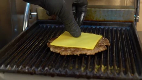 Cheese put on the burgers Vídeo Stock 84817334