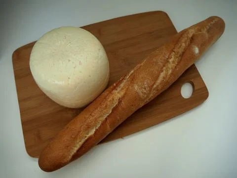The cheese is a round head with bread. Stock-Fotos