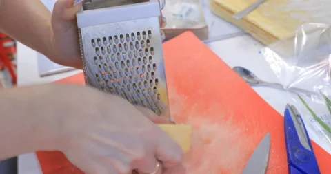 Cheese is rubbed in the kitchen Vídeo Stock 145932503