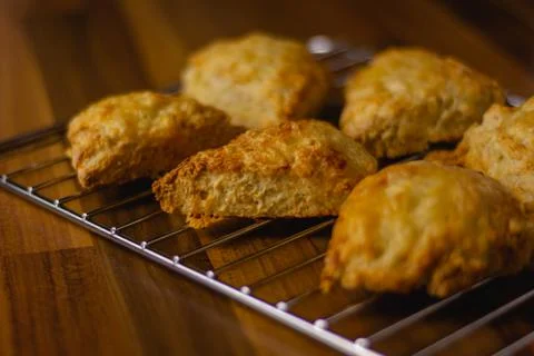 Cheese scones on a cooling rack Foto stock