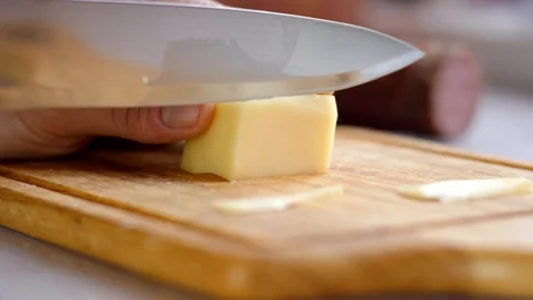 Cheese slicing at home close up Vidéo 86985416