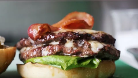 Cheeseburger with bacon and lettuce Stock Footage 201894302