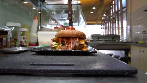 Cheeseburger  in fastfood  kitchen Video stock 129099723