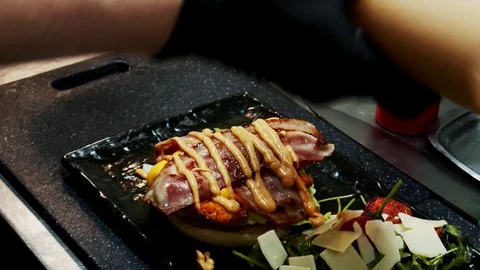 Cheeseburger ketcup placement moving camera Video stock 129097373