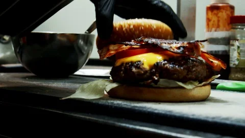 Cheeseburger preparation salad placement moving camera slow motion Video stock 129098507