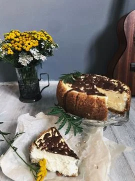 Cheesecake and wildflowers on the table Illustrazione stock