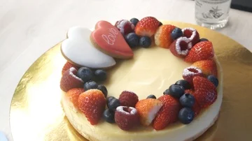 Cheesecake with berries and gingerbread hearts Stock Footage