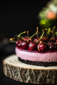 Cheesecake with cherries. Cherry cake on table Foto stock