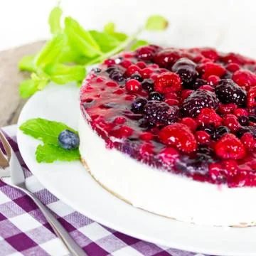 Cheesecake with mixed berries Foto stock