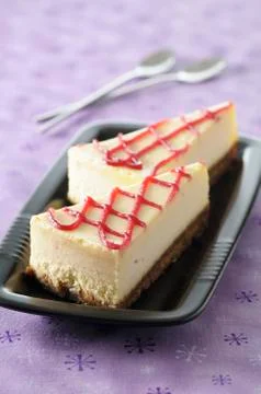 Cheesecake with raspberry lattice Foto stock