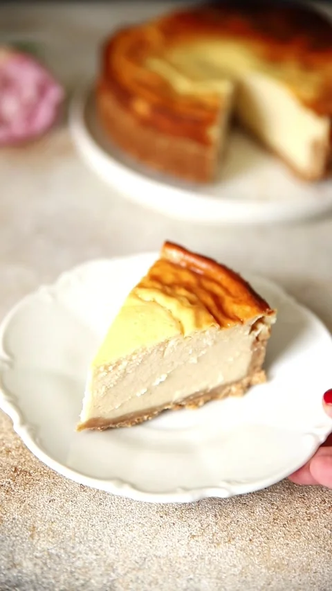 Cheesecake sweet dessert, slice of cake tasty snack fresh gourmet food Stock Footage 336678926