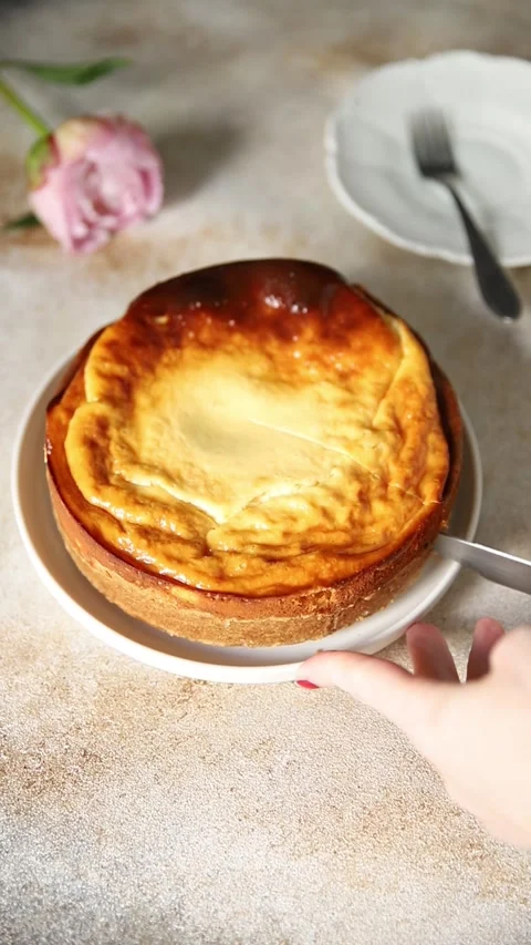 Cheesecake sweet dessert, slice of cake tasty snack fresh gourmet food Stock Footage 336678929