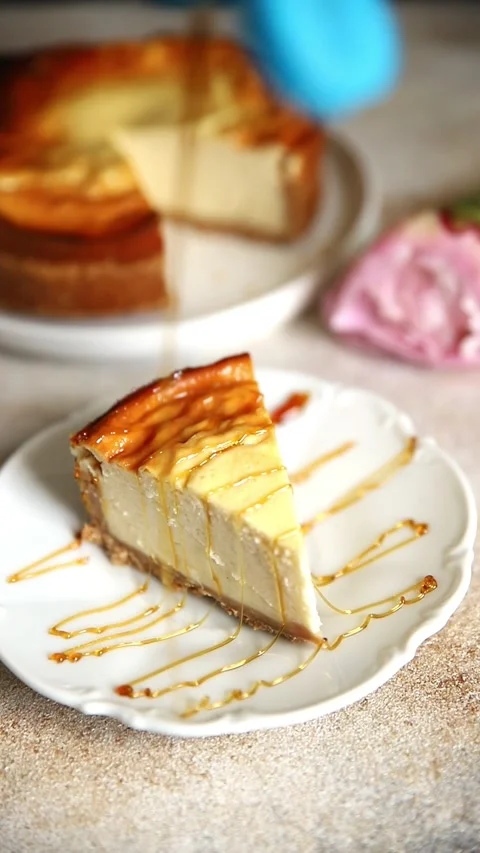 Cheesecake sweet dessert, slice of cake tasty snack fresh gourmet food Stock Footage 336678932