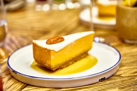 Cheesecake with walnuts on the plate. Foto stock