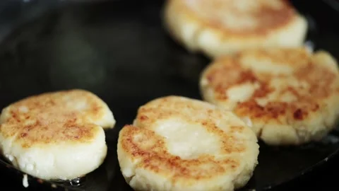 Cheesecakes are fried in a frying pan Vídeo Stock 172243148